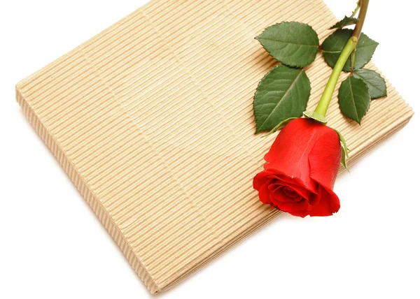 Червона троянда і подарункова коробка — стокове фото