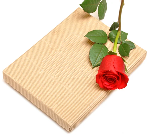Červená růže a dárková krabička — Stock fotografie