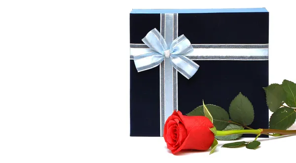 Rote Rose und Geschenk — Stockfoto