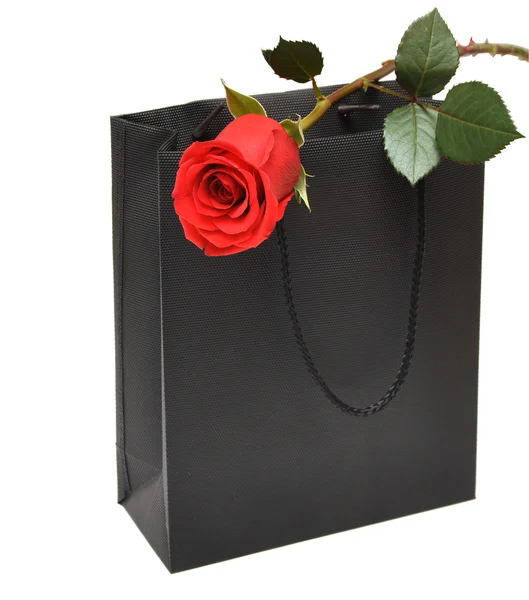 Saco de presente preto com rosa vermelha — Fotografia de Stock