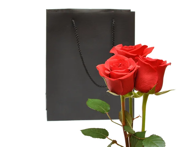 Μαύρο δώρο τσάντα με κόκκινα τριαντάφυλλα — Φωτογραφία Αρχείου