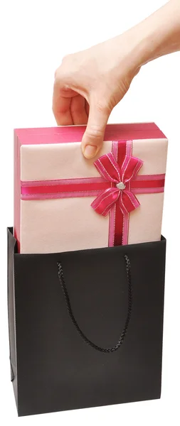 Vrouwelijke hand met mooi geschenkdoos — Stockfoto