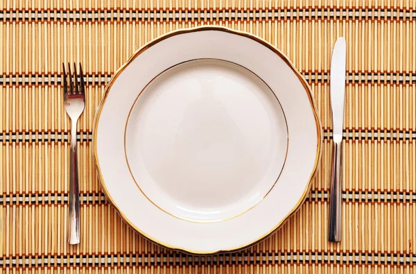 Coltello, piatto bianco e forchetta — Foto Stock