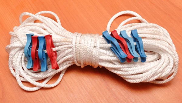 Кольорові прищіпки на мотузці — стокове фото