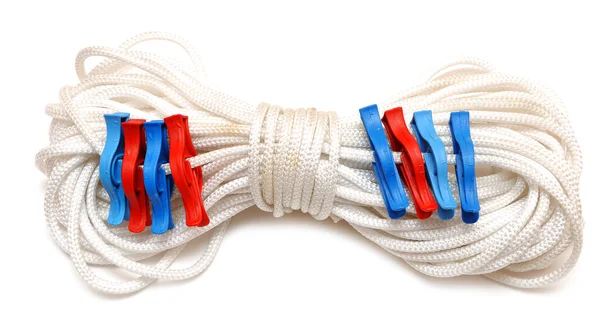 Gekleurde wasknijpers op touw — Stockfoto