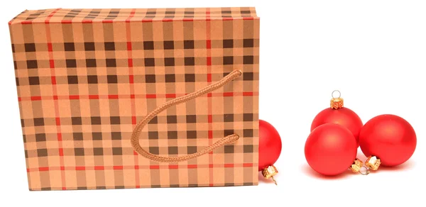 Подарочная сумка, полная рождественских игрушек — стоковое фото