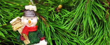 yeşil renkli sevimli kardan adam