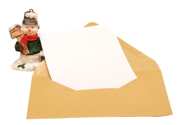Prázdný papír uvnitř obálky a sněhulák — Stock fotografie