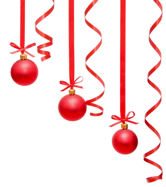 Weihnachtskugeln hängen mit Schleifen — Stockfoto