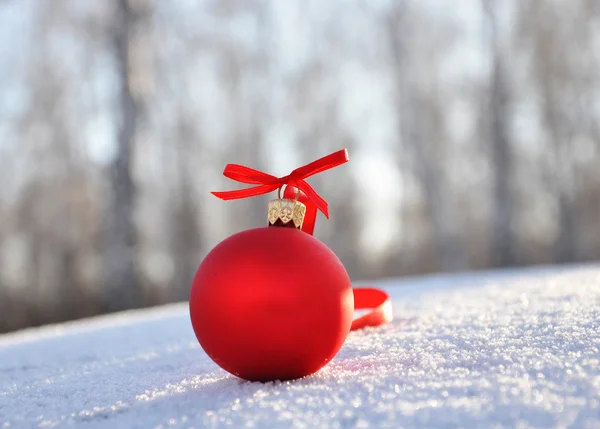 Bolas de Natal de vidro vermelho no fundo neve — Fotografia de Stock