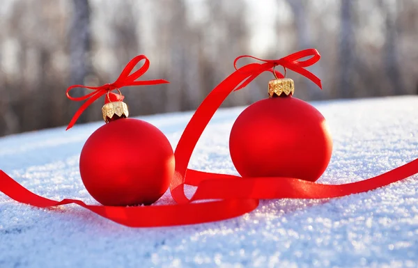 Bolas de Natal de vidro vermelho no fundo neve — Fotografia de Stock