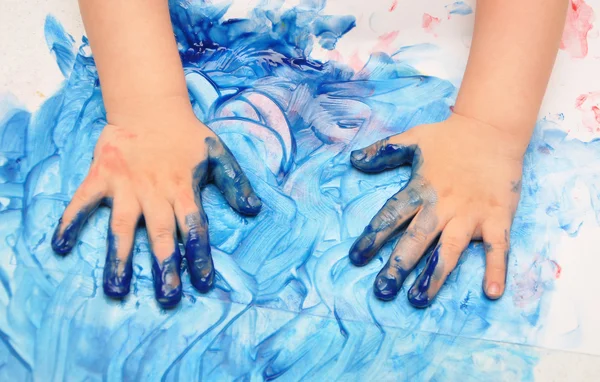 Kind handen geschilderd in blauwe verf — Stockfoto
