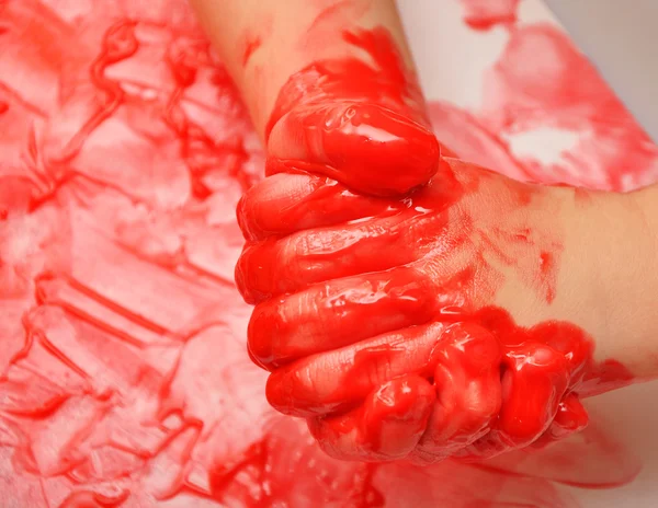 Τα χέρια του παιδιού ζωγραφισμένα με κόκκινη μπογιά — Φωτογραφία Αρχείου