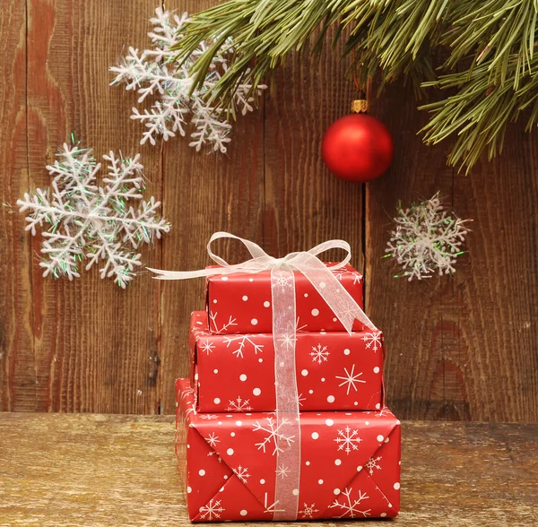Karácsonyi ajándékokat a fa háttér — Stock Fotó