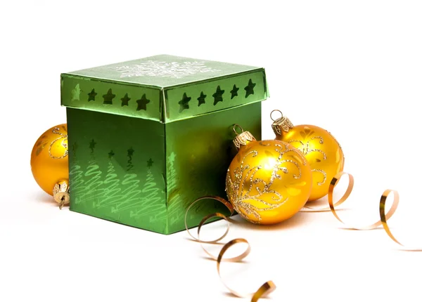 Caja de regalo de Navidad con bolas de Navidad — Foto de Stock