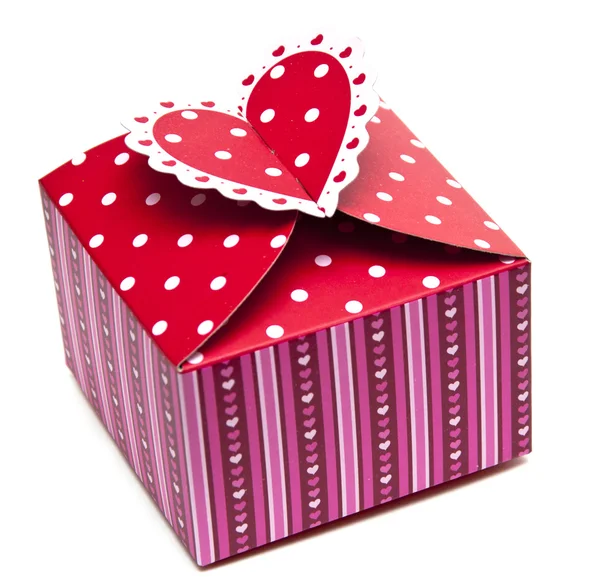 Червона подарункова коробка та серця — стокове фото