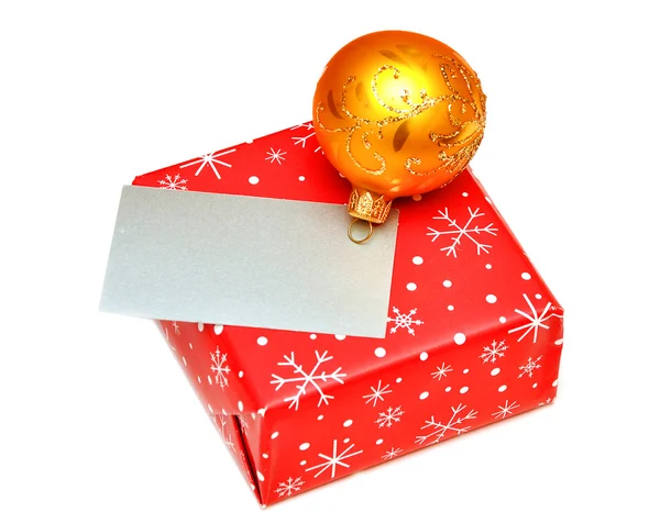 Leere Grußkarte oder Geschenkkarte auf Weihnachtsschachtel — Stockfoto