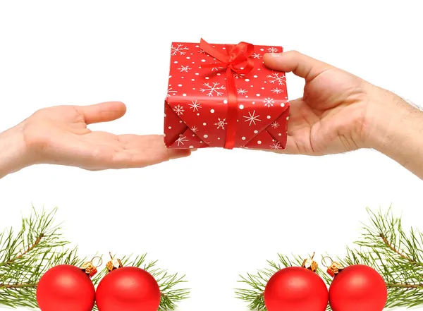 Férfi kezébe adni egy karácsonyi ajándék, piros szalaggal női hektár — Stock Fotó