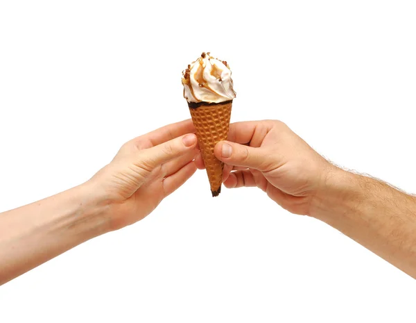 Мужские руки дают мороженое женским рукам — стоковое фото