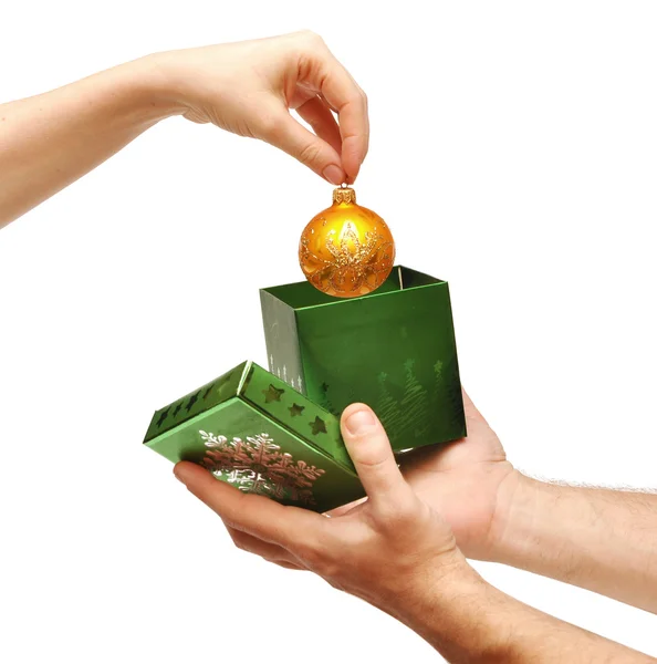 Mujer de la mano tomando la bola de Navidad fuera de caja — Foto de Stock