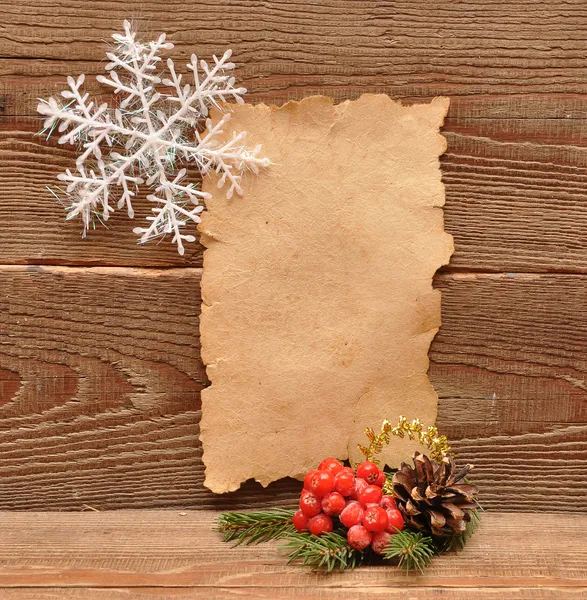 Рождественские украшения и старая бумага — стоковое фото