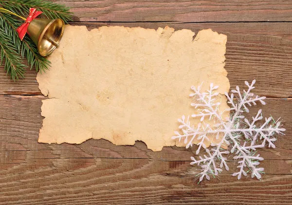 クリスマスの装飾とブラウンの古い紙 — ストック写真