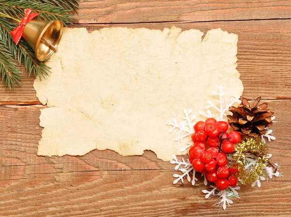 Noel dekorasyonu ve eski kağıt — Stok fotoğraf
