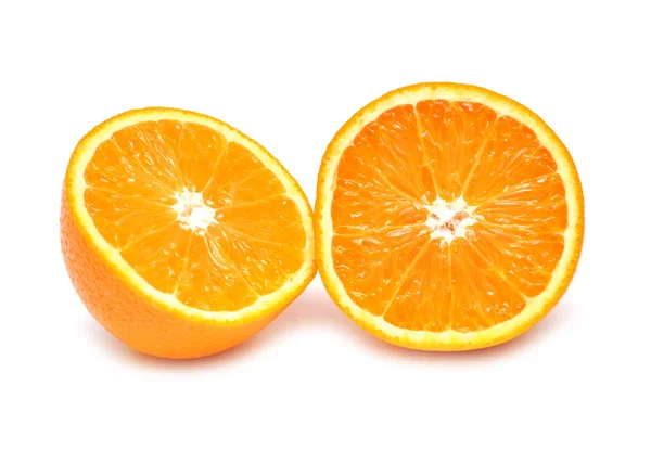 Orange coupé en deux sur fond blanc . — Photo