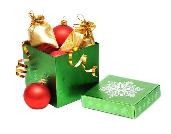 Bola de Navidad en caja de regalo — Foto de Stock