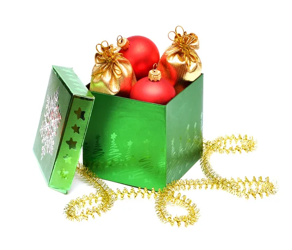 Noel baubles hediye kutusu — Stok fotoğraf
