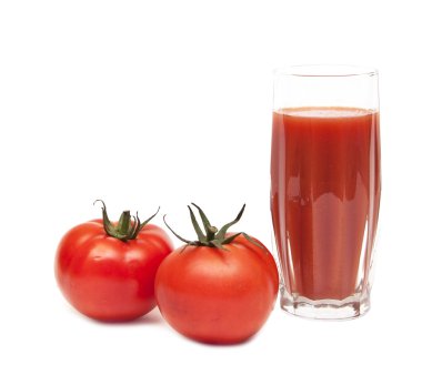 Taze domates ve bir bardak domates suyu.