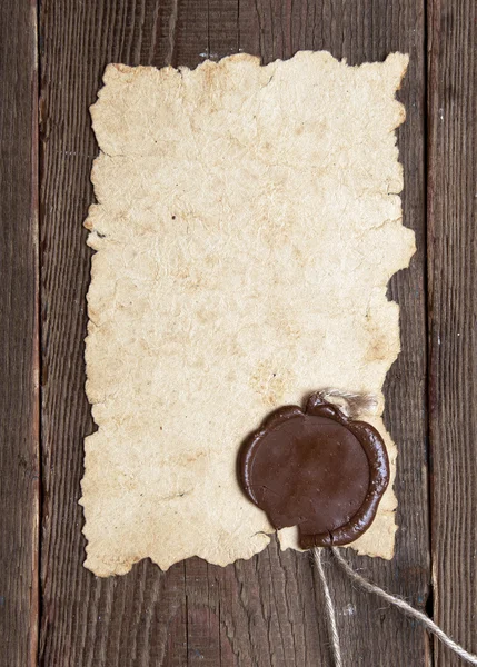 Vecchia carta con sigillo di cera su texture di legno marrone — Foto Stock