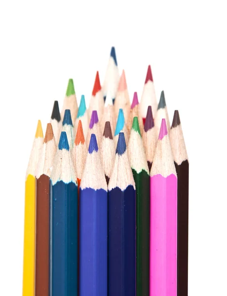 Closeup stapel kleurpotloden geïsoleerd op witte achtergrond — Stockfoto