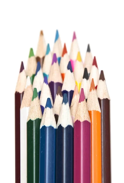 Primer plano pila de lápices de colores aislados sobre fondo blanco — Foto de Stock