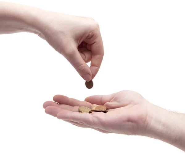 Kvinna ger mynt till en annan person — Stockfoto
