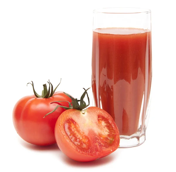 Pomodori freschi e un bicchiere pieno di succo di pomodoro — Foto Stock