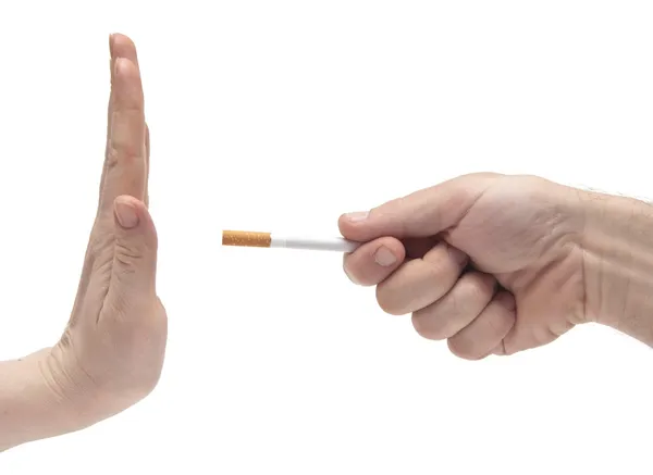 Mão dizendo não graças ao cigarro proposto — Fotografia de Stock