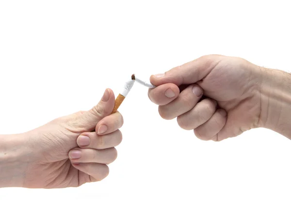 Cigarrillo roto en las manos —  Fotos de Stock