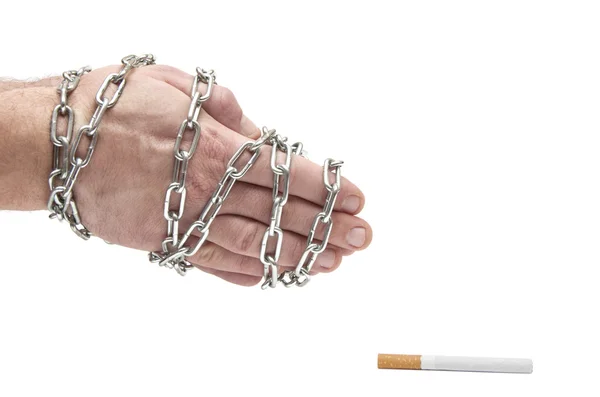 Handen in keten stuk naar de sigaret — Stockfoto