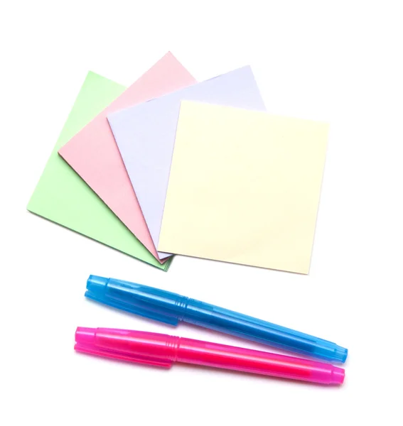 Pilha de notas de cor e marcadores — Fotografia de Stock