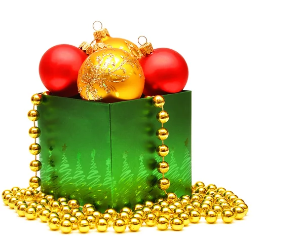 Confezione regalo di Natale con palline di Natale — Foto Stock