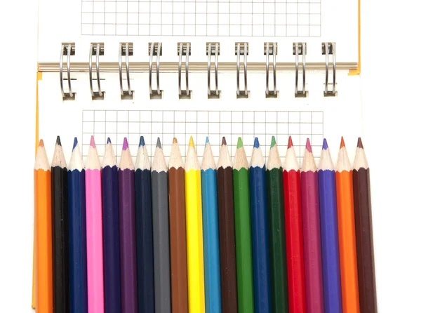 Tom anteckningsbok och färg pennor — Stockfoto