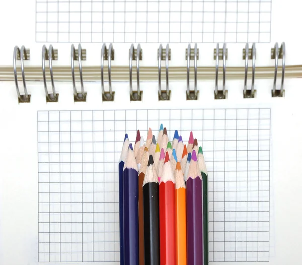 Пустой блокнот и цветные карандаши — стоковое фото