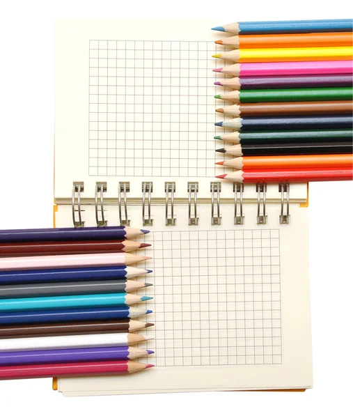 Carnet vierge et crayons de couleur — Photo