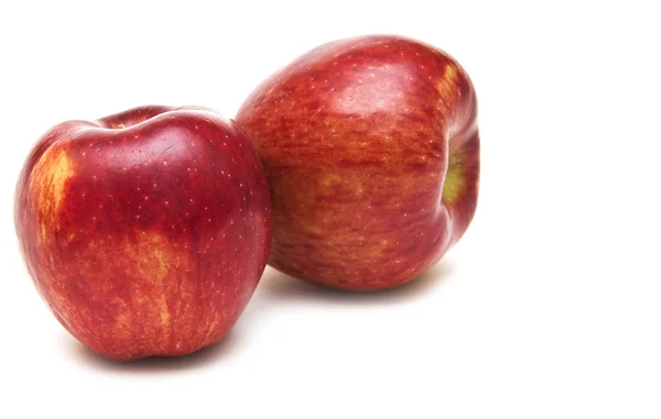 Δύο ζουμερά κόκκινα μήλα που απομονώνονται σε λευκό — Φωτογραφία Αρχείου
