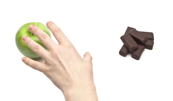 Ручные женщины выбирают яблоко вместо шоколада — стоковое фото