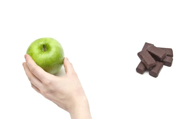 Main femmes choisir pomme contre chocolat — Photo