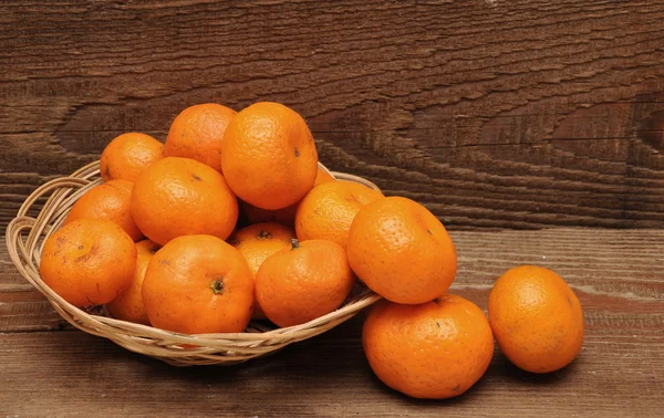 Спелые мандариновые фрукты в корзине — стоковое фото