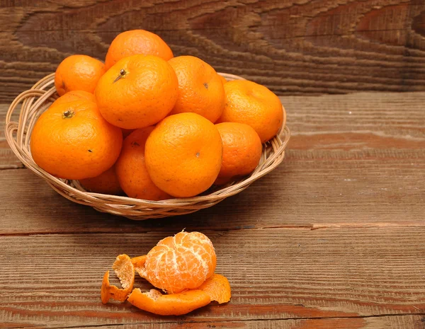 Reife Mandarinenfrüchte im Korb — Stockfoto
