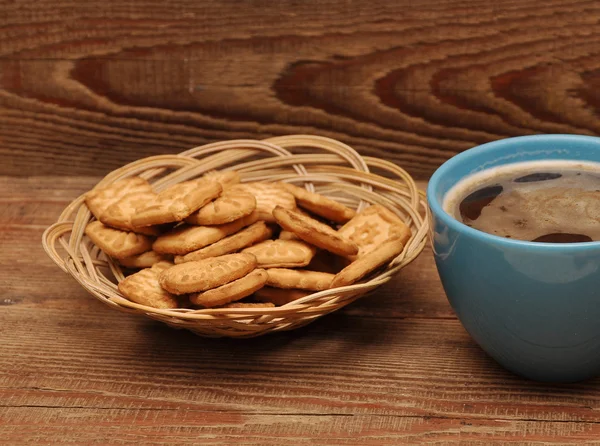 Xícara Chá Biscoitos Cesta Fundo Madeira — Fotografia de Stock